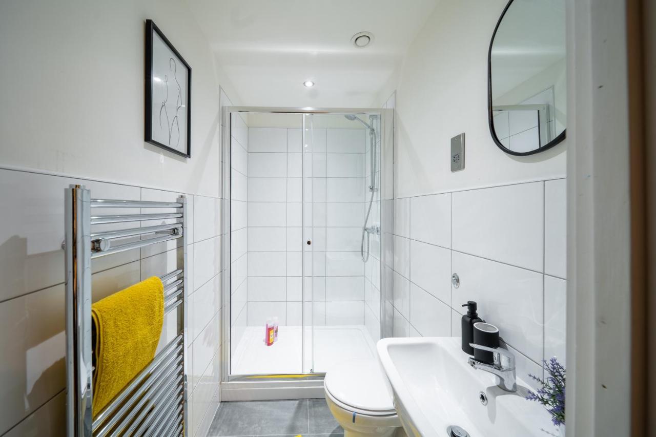 Bv Spacious 1-Bedroom Apartment Close To Town Center - Sleeps 6 Bradford  Esterno foto