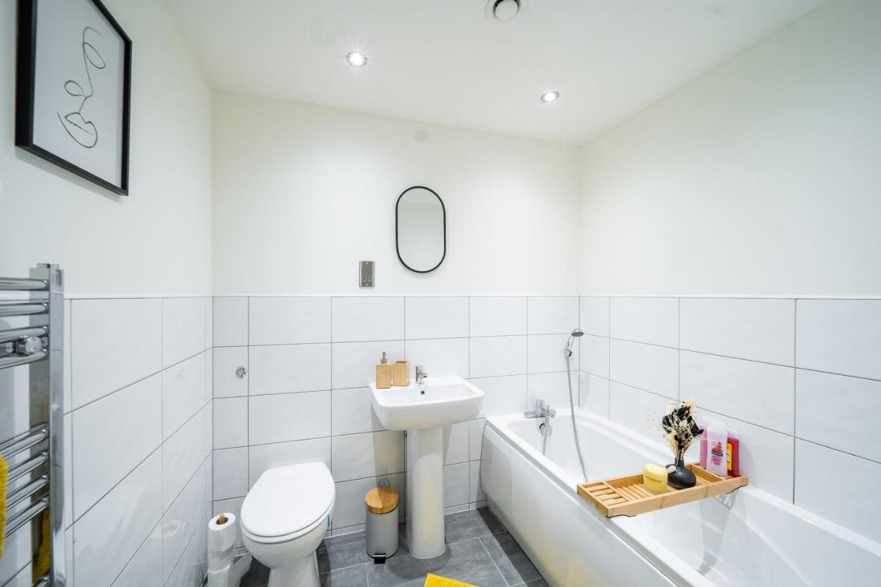 Bv Spacious 1-Bedroom Apartment Close To Town Center - Sleeps 6 Bradford  Esterno foto