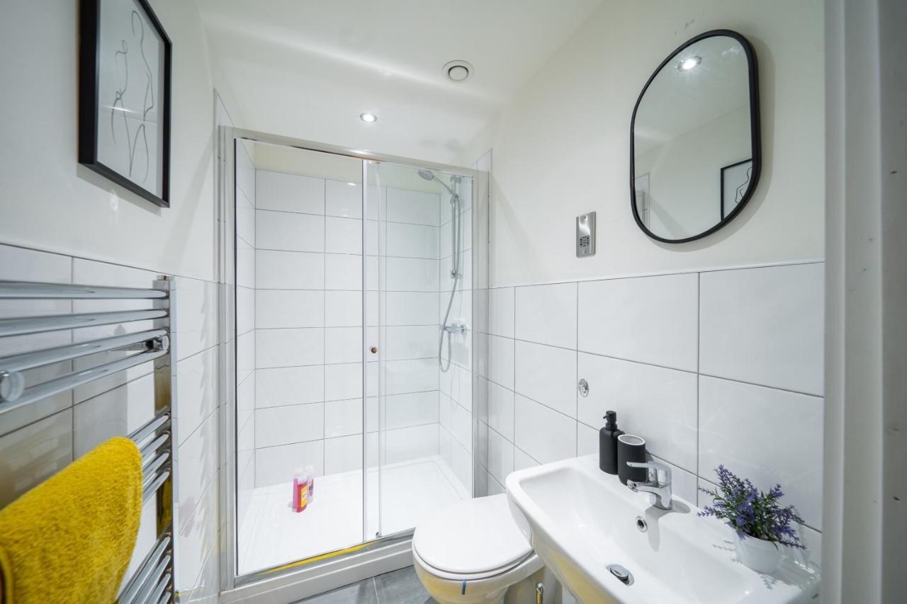 Bv Spacious 1-Bedroom Apartment Close To Town Center - Sleeps 6 Bradford  Esterno foto